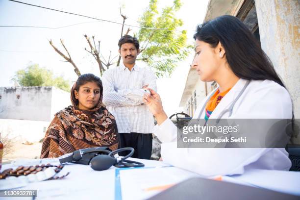 arzt leistet sozialdienst im dorf - indian village hospital stock-fotos und bilder