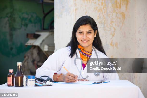 arzt leistet sozialdienst im dorf - indian village hospital stock-fotos und bilder