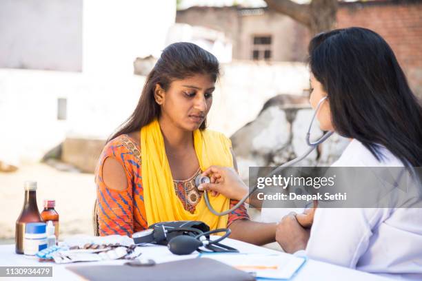 dokter doet sociale dienst in het dorp - indian village hospital stockfoto's en -beelden