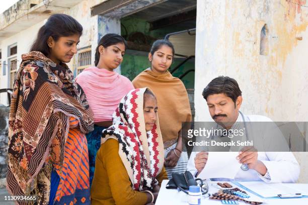 dokter doet sociale dienst in het dorp - indian village hospital stockfoto's en -beelden
