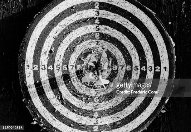 bull's-eye - dardos stock pictures, royalty-free photos & images