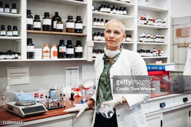 portrait of chemist working in laboratory - mid adult stock-fotos und bilder