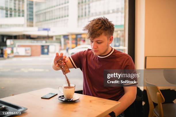 fare una cioccolata calda - bustina foto e immagini stock