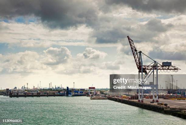 crane at port - dunkirk stock pictures, royalty-free photos & images