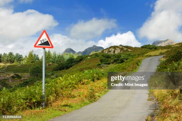 road going up hill - steil stockfoto's en -beelden