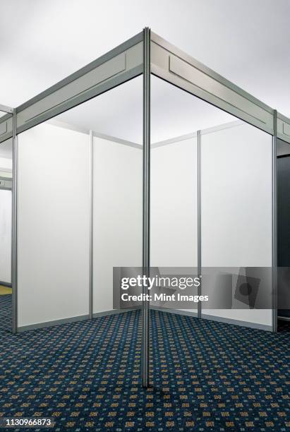 empty exhibition booth - booth stockfoto's en -beelden