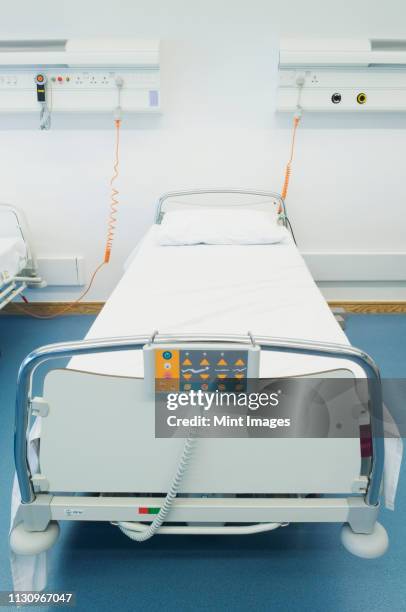 hospital bed in vacant hospital room - hospital bed stockfoto's en -beelden