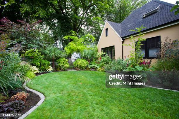 house and landscaped yard - gärtnerisch gestaltet stock-fotos und bilder