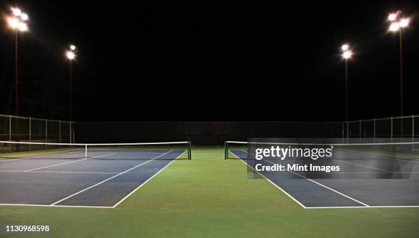 tennis court at night - usa court stock-fotos und bilder