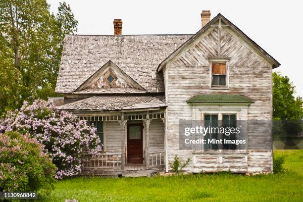 abandoned country home - verval stockfoto's en -beelden