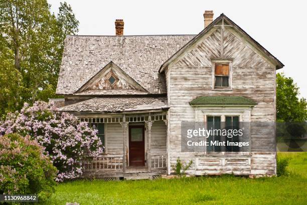 abandoned country home - bad condition stock pictures, royalty-free photos & images