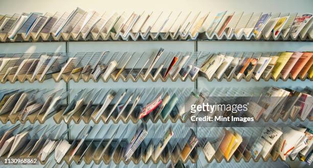 racks of brochures on shelves - post structure - fotografias e filmes do acervo