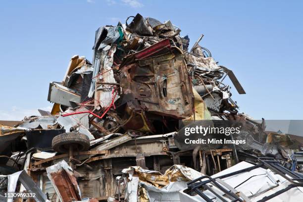 pile of scrap metal - demolish foto e immagini stock