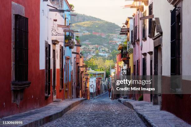 old world street - guanajuato staat stockfoto's en -beelden