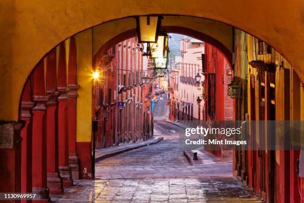 old world colonnade - guanajuato staat stockfoto's en -beelden