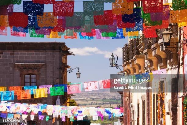 paper streamers - dia de los muertos stockfoto's en -beelden