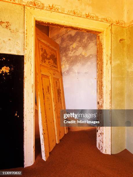 abandoned house filled with drifting sand - kolmanskop namibia photos et images de collection
