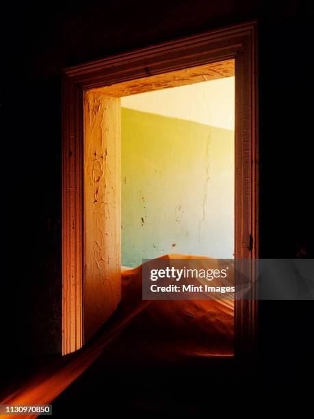 abandoned house filled with drifting sand - kolmanskop namibia photos et images de collection