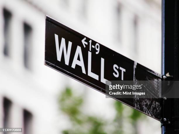 wall street sign - wall street photos et images de collection