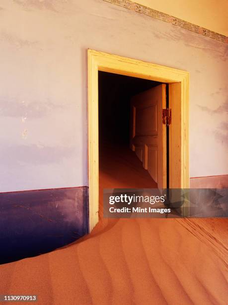 abandoned house filled with drifting sand - kolmanskop namibia photos et images de collection