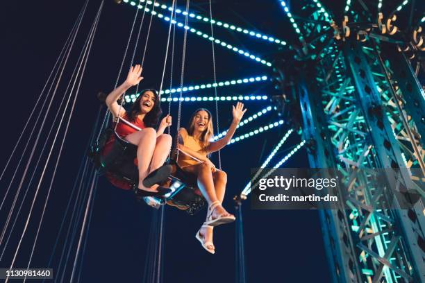 amigos en la cadena de swing ride - parque de diversiones fotografías e imágenes de stock