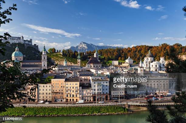 vista de la mañana de verano del casco antiguo de salzburgo y la orilla del río salzach, austria. - salzburgo fotografías e imágenes de stock