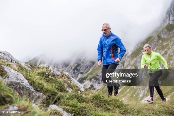 mountain laufpaar - steil stock-fotos und bilder