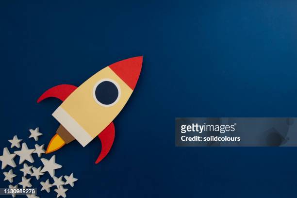 lanzamiento del cohete espacial - cohete despegue fotografías e imágenes de stock
