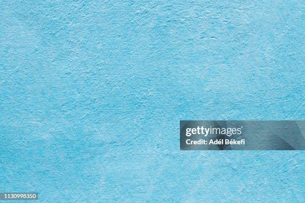 light blue plastered rusty concrete wall - pared azul fotografías e imágenes de stock
