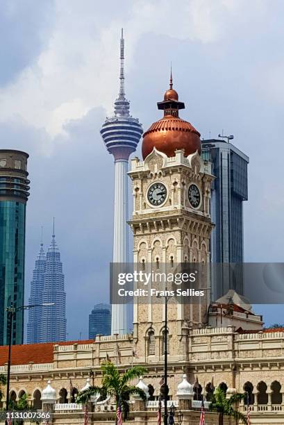 symbols of kuala lumpur, malaysia: sultan abdul samad building , petronas twin towers and kl tower - menara kuala lumpur tower stockfoto's en -beelden