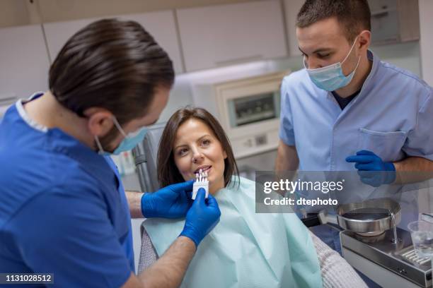 beau sourire et dents blanches d'une jeune femme - pick tooth photos et images de collection