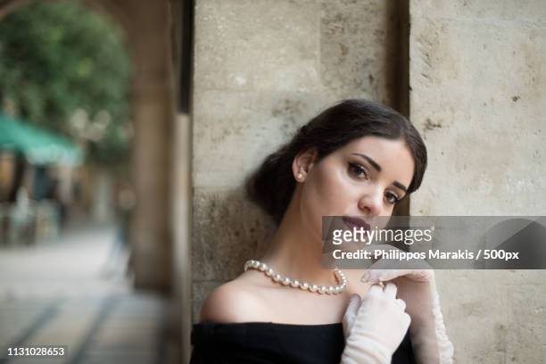 la ragazza con la collana bianca - collana stock pictures, royalty-free photos & images