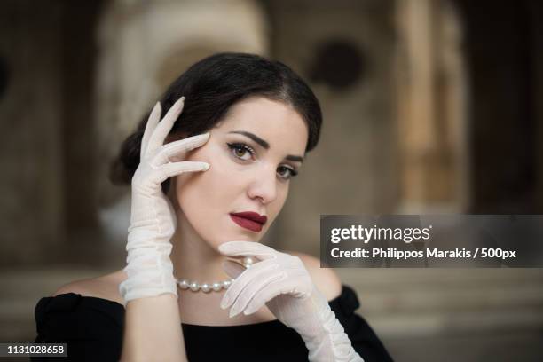 la ragazza con la collana bianca - collana - fotografias e filmes do acervo