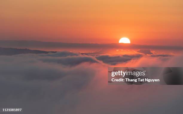 cloud & sun on mountain at dawn - above clouds stock-fotos und bilder