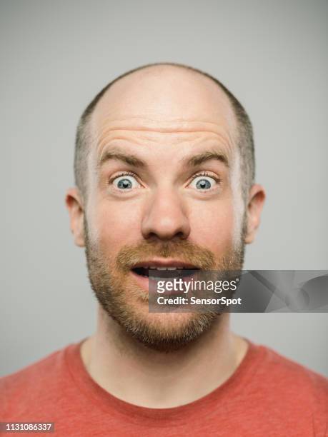 hombre caucásico real con expresión sorprendida mirando cámara - wow face man fotografías e imágenes de stock