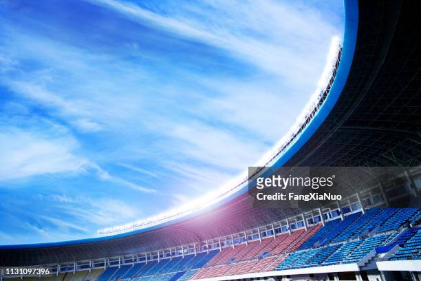 schijnwerpers in een leeg stadion in china - empty stadium stockfoto's en -beelden