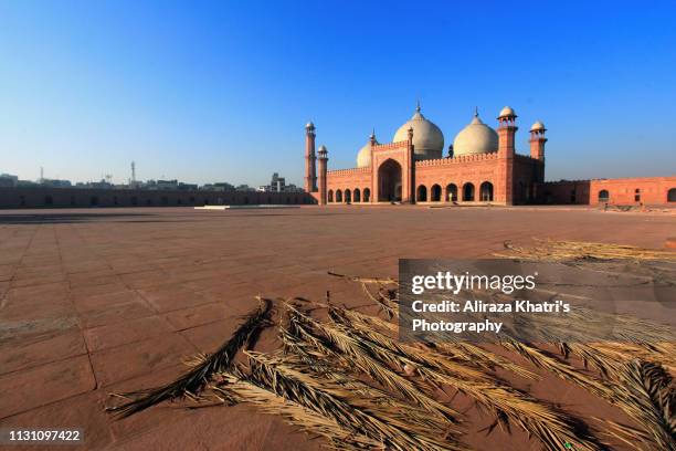 badshahi mosque lahore - badshahi mosque stock-fotos und bilder