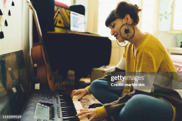 vrouw componeren muziek - keyboard white stockfoto's en -beelden