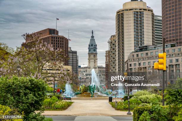 city hall of philadelphia in pennsylvania. - philadelphia skyline 個照片及圖片檔