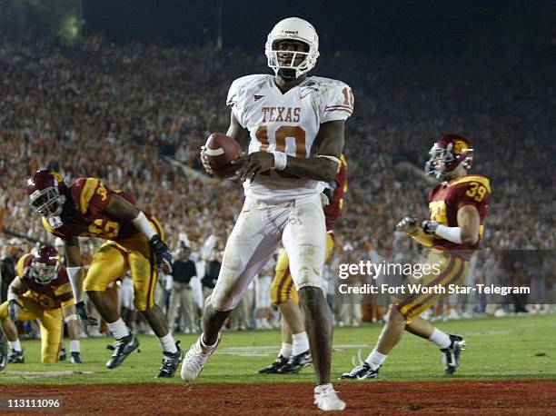 Texas quarterback Vince Young scores in the 4th quarter as No. 2 Texas beat No. 1 USC 41-38, Wednesday, January 4, 2006 in the Rose Bowl in Pasadena,...