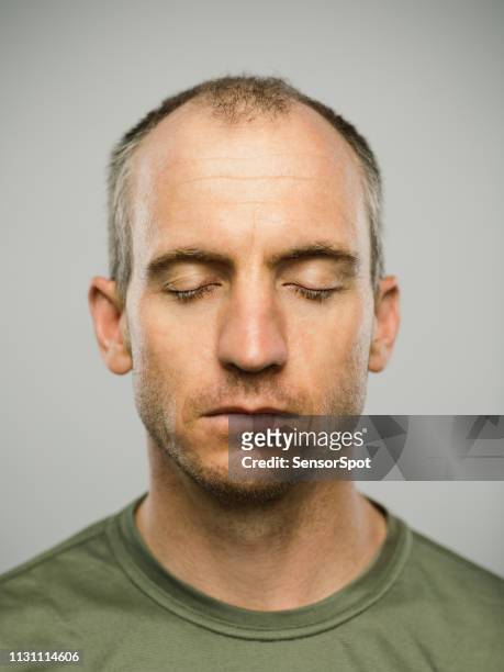 retrato del hombre caucásico real con la expresión en blanco y los ojos cerrados - ojos cerrados fotografías e imágenes de stock