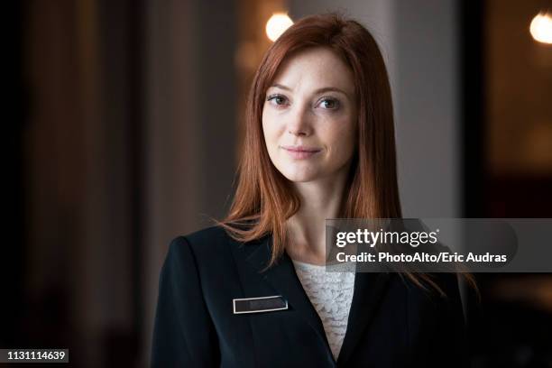 female receptionist standing in hotel - bürorezeption stock-fotos und bilder