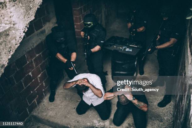 equipe swat prendendo criminosos - drug trafficking - fotografias e filmes do acervo