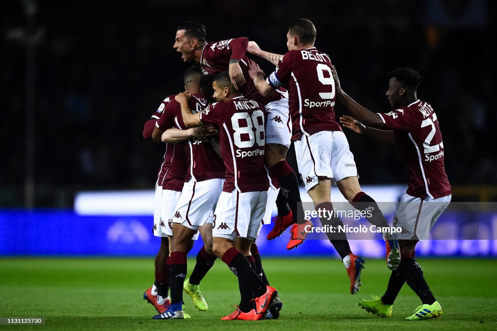 Cristian Ansaldi of Torino FC celebrates with his teammates...