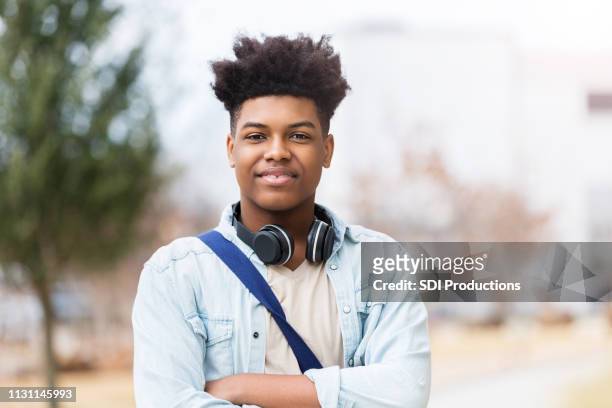 selbstbewusstes teenager-junge an seinem ersten schultag - high school portrait stock-fotos und bilder
