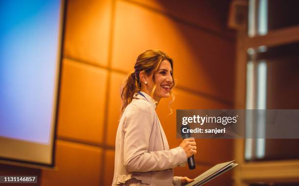 openbare spreker op een conferentie - redenaar stockfoto's en -beelden