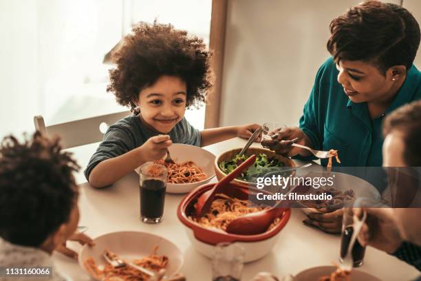 almuerzo familiar - espaguete fotografías e imágenes de stock