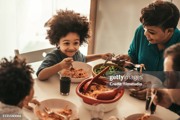 familie lunch - familie eten stockfoto's en -beelden