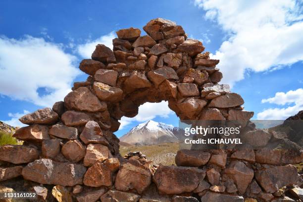 mountain through the stones bolivia - admirer le paysage stockfoto's en -beelden