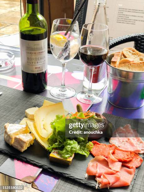 snacks und wein im straßencafé in bordeaux. - département vosges frankreich stock-fotos und bilder